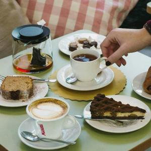 uma mesa com pratos de comida e chávenas de café em Damiva em Roma
