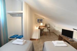 Μια τηλεόραση ή/και κέντρο ψυχαγωγίας στο Melia Luxury Suite with pool