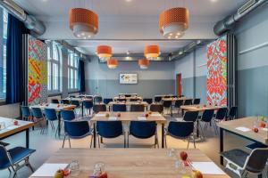 Ein Restaurant oder anderes Speiselokal in der Unterkunft Stayokay Hostel Amsterdam Oost 