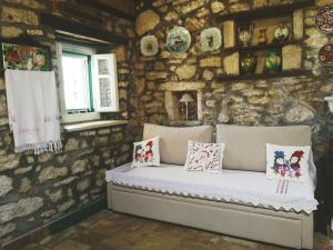 a room with a bed in a stone wall at Casa Victoria in Katokhórion