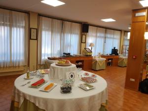 una habitación con una mesa con comida. en Hotel Alda Boiro, en Boiro