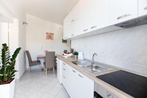 Kuchyň nebo kuchyňský kout v ubytování Apartments Rudi