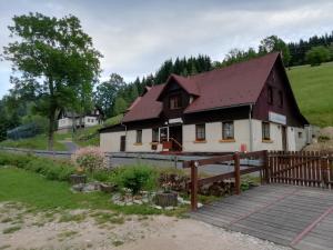een huis met een houten terras ervoor bij Sedmikráska in Horní Maršov