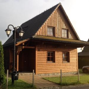 uma casa de madeira com uma luz de rua em frente em CHATA JASNA 2km od TATRALANDIE em Liptovský Trnovec