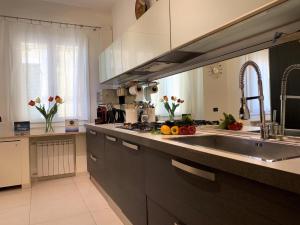 eine Küche mit einer Spüle und einer Arbeitsplatte in der Unterkunft House Sarzano by Holiday World in Genua