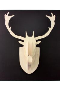 une tête de renne en papier avec des bois sur fond noir dans l'établissement Le Repere du Cerf, à Herbeumont