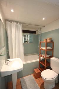 埃爾伯蒙的住宿－Le Repere du Cerf，浴室配有盥洗盆、卫生间和浴缸。