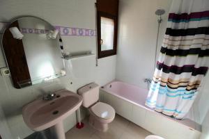 Kúpeľňa v ubytovaní Villa, piscine, WIFI. Locamar Silvia Cat.