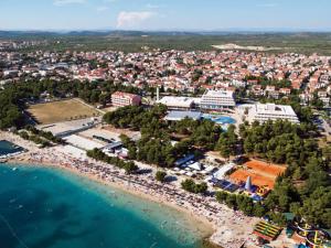 - une vue aérienne sur une plage avec une foule de personnes dans l'établissement Apartments Milka, à Vodice