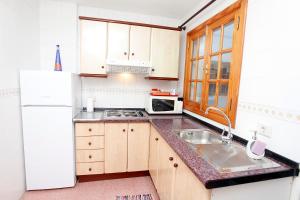 Kuchyňa alebo kuchynka v ubytovaní Apartamentos Super