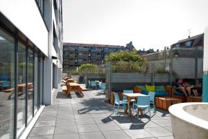 un patio con tavoli e sedie in un edificio di Generator Copenhagen a Copenaghen