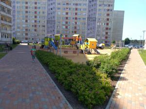 Un niño caminando por un parque infantil en una ciudad. en Inzenieru 75 Apartments, en Ventspils