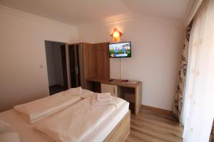 Postel nebo postele na pokoji v ubytování Vila Maria băile Felix + 14 fotografií
