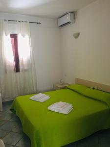 Albergo Villamarina tesisinde bir odada yatak veya yataklar