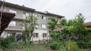an apartment building with a garden in front of it at Casa din Gradina in Eforie Sud
