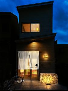 名古屋市にあるSAMURAI HOUSE Ⅱの白いカーテン付きの窓のある建物
