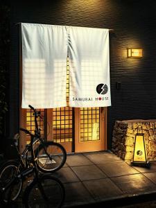 una bicicleta estacionada frente a una casa samurai en SAMURAI HOUSE Ⅱ en Nagoya