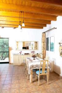 een keuken en eetkamer met een tafel en stoelen bij Peloponnese Luxury Residence in Psathopirgos