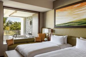 Säng eller sängar i ett rum på Shangri-La Rasa Ria, Kota Kinabalu