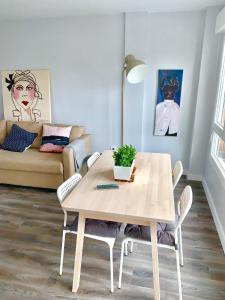 a living room with a table and a couch at Apartamento El Arenal Playa de Ris in Noja