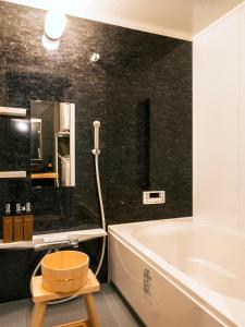 ein Badezimmer mit einer Badewanne, einem WC und einem Waschbecken in der Unterkunft SAMURAI HOUSE Ⅱ in Nagoya