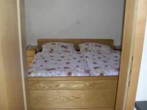 A bed or beds in a room at Obergereuth Hof 1288