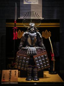 una statua di un samurai su un tavolo di SAMURAI HOUSE Ⅱ a Nagoya