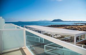 een gebouw met uitzicht op de oceaan bij Hotel Boutique TAO Caleta Mar in Corralejo