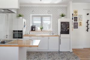 Kuchyň nebo kuchyňský kout v ubytování Scandi Apart Odessa