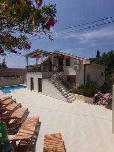 a villa with a swimming pool and a house at VILLA V&D in Milna