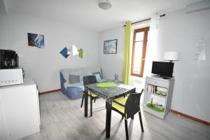 a kitchen with a table and chairs in a room at Une pause… quelque part in Piriac-sur-Mer
