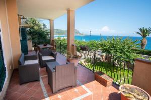 een balkon met stoelen en uitzicht op de oceaan bij orizzonti di mare in Marina di Camerota