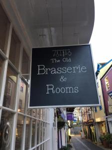 ダートマスにあるThe Old Brasserie & Rooms @ no.8の古い暖炉や建物内の客室を読む看板