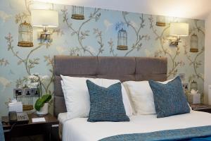 Un ou plusieurs lits dans un hébergement de l'établissement Mandolay Hotel Guildford