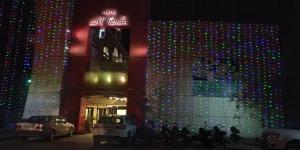 un edificio con luces de Navidad en un lado en Hotel Mahendra, en Jālgaon