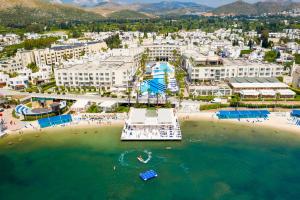 una vista aerea su una spiaggia con un resort di La Blanche Resort & Spa a Turgutreis