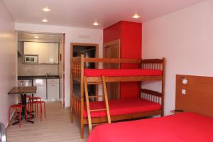 מיטה או מיטות קומותיים בחדר ב-Baleal à Vista