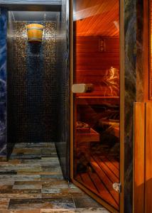 doccia in camera con porta in vetro di Vitality Guest House a Veliko Tŭrnovo