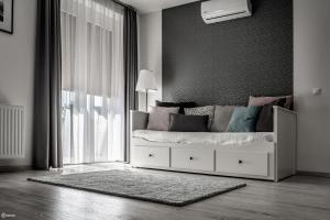 A bed or beds in a room at Aranymandula apartmanok