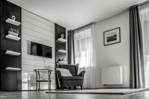 A seating area at Aranymandula apartmanok