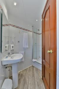 Ένα μπάνιο στο Hostal Soler