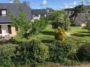 an aerial view of a yard with trees and bushes at Appartement indépendant dans Villa Corisande in Bagnères-de-Bigorre