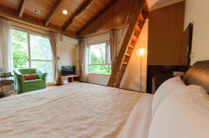 員山鄉的住宿－優勝美地音樂渡假民宿 ，一间带大床和楼梯的卧室