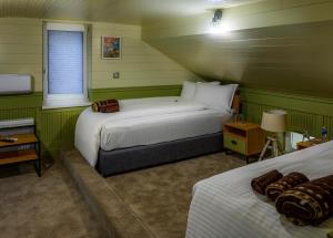 Cette chambre verte comprend 2 lits et une fenêtre. dans l'établissement Vitality Guest House, à Veliko Tarnovo