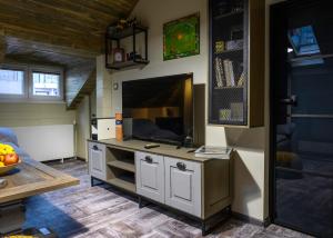 una camera con cucina, TV e tavolo di Vitality Guest House a Veliko Tŭrnovo