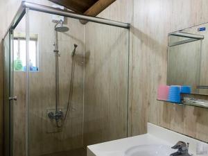 Bilik mandi di Qin Bi Qingnian Homestay