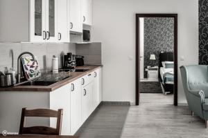 A kitchen or kitchenette at Aranymandula apartmanok