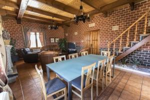 ein Esszimmer mit einem blauen Tisch und Stühlen in der Unterkunft Casa Rural Rio Agueda in Ciudad-Rodrigo