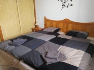 Łóżko lub łóżka w pokoju w obiekcie Casa Hibiscus sehr schönes Appartment zum relaxen