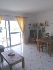 sala de estar con mesa y comedor en Casa Hibiscus sehr schönes Appartment zum relaxen, en Costa Calma